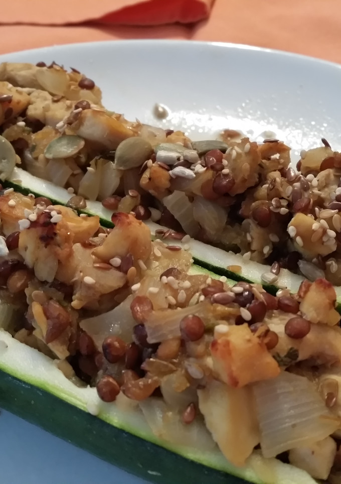 Una foto de Calabacines rellenos con pollo agridulce al verdejo