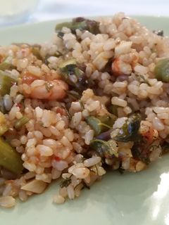 Una foto de Arroz integral a banda con gambas y espárragos