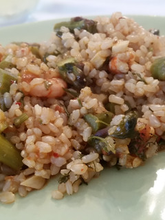 Una foto de Arroz integral a banda con gambas y espárragos