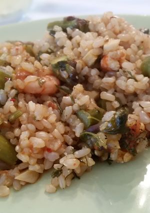 Una foto de Arroz integral a banda con gambas y espárragos