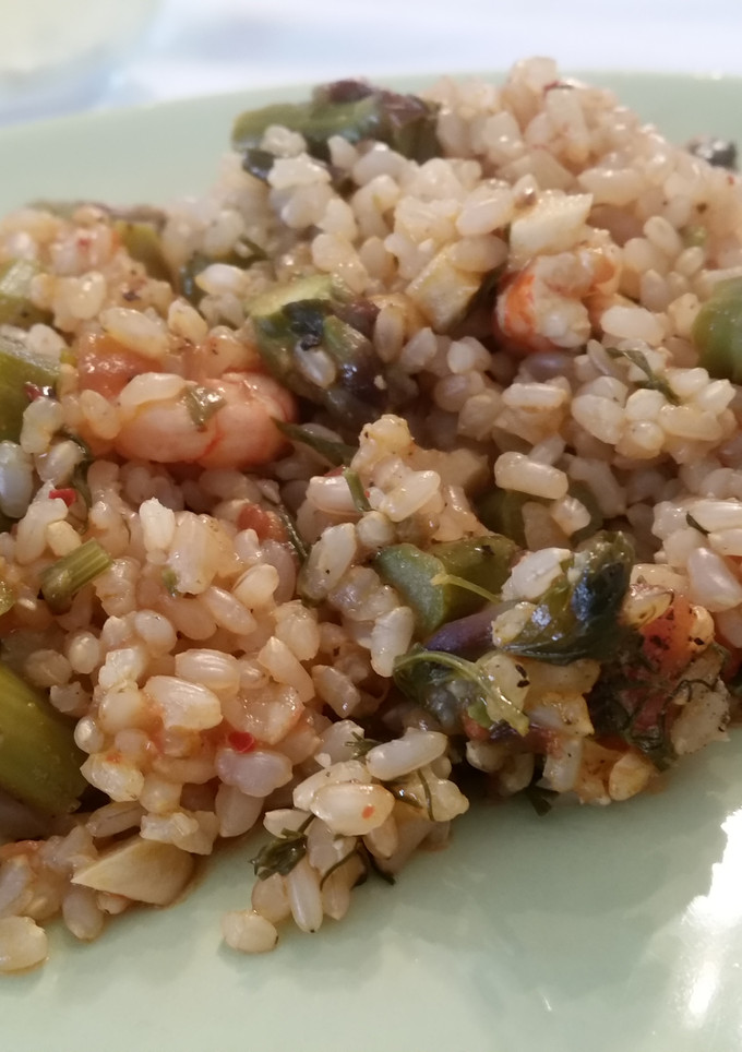 Una foto de Arroz integral a banda con gambas y espárragos