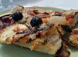 Una foto de Pizza vegetariana con base integral 