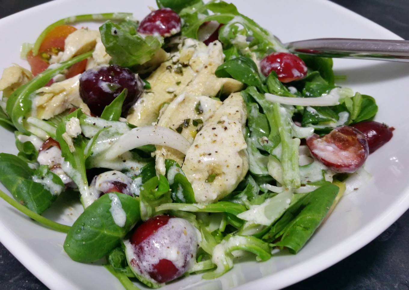 Ensalada templada de pollo con aliño de yogur y limón