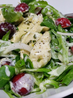 Una foto de Ensalada templada de pollo con aliño de yogur y limón