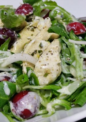 Una foto de Ensalada templada de pollo con aliño de yogur y limón