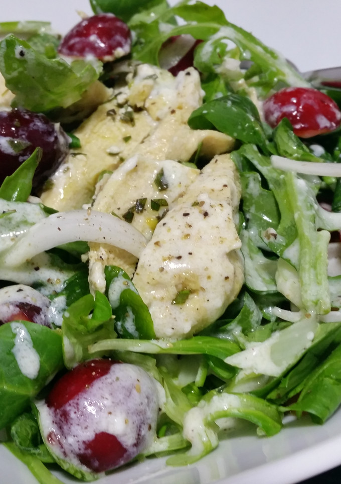 Una foto de Ensalada templada de pollo con aliño de yogur y limón