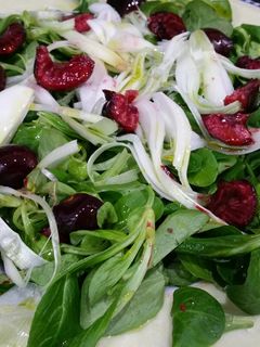 Una foto de Ensalada de canónigos y cerezas