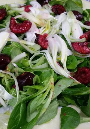 Una foto de Ensalada de canónigos y cerezas