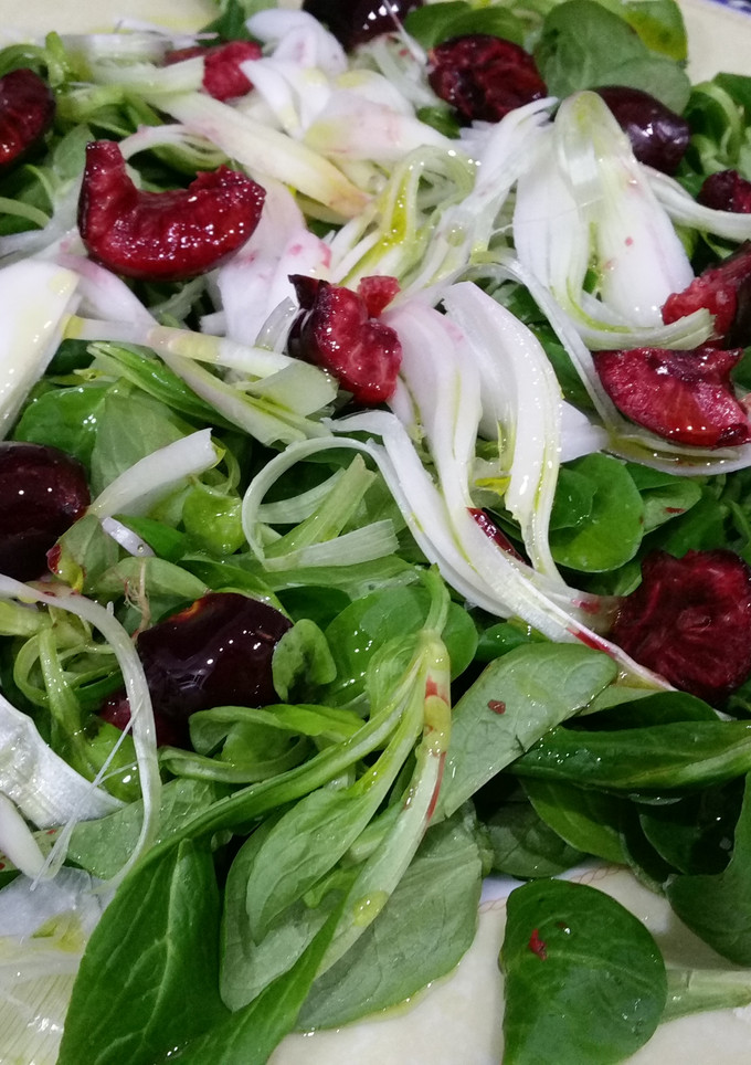 Una foto de Ensalada de canónigos y cerezas