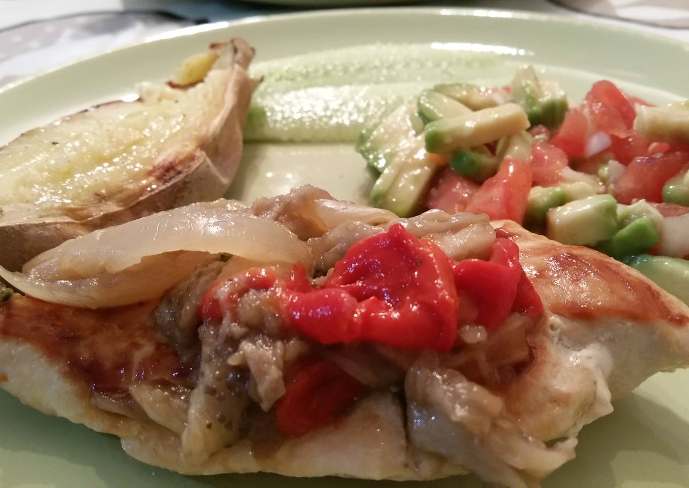 Pechuga de pollo con escalivada y pesto