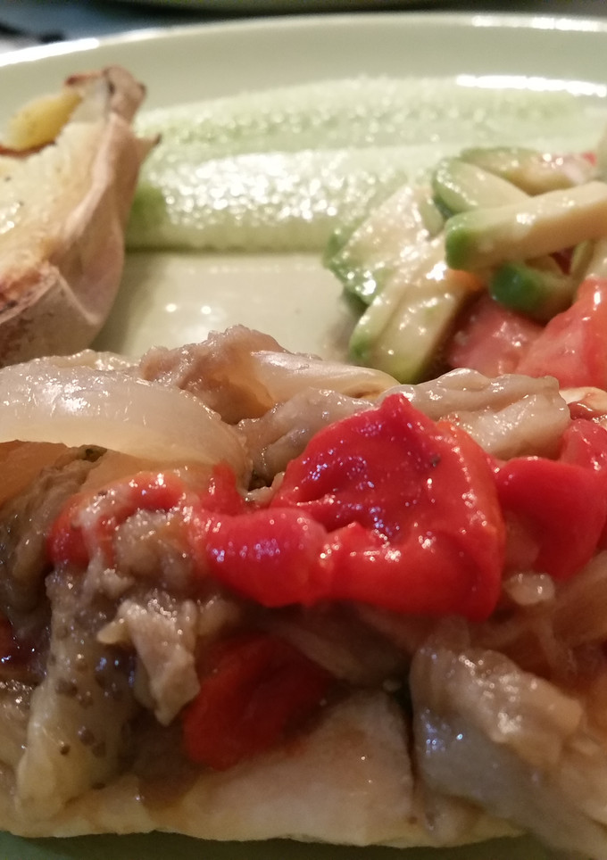 Una foto de Pechuga de pollo con escalivada y pesto