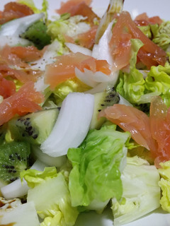 Una foto de Ensalada con salmón ahumado y kiwi