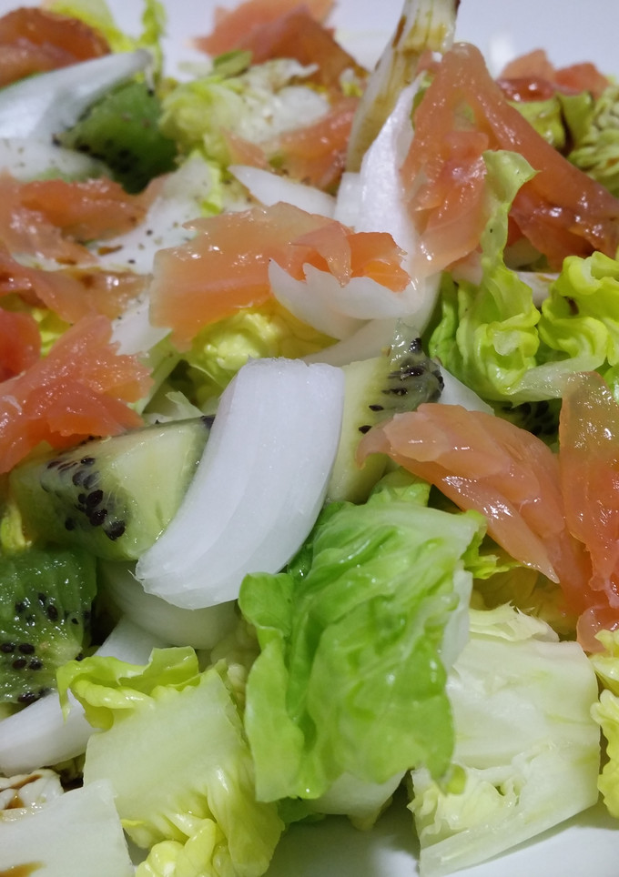 Una foto de Ensalada con salmón ahumado y kiwi