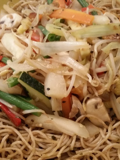Una foto de Verduras al wok con espaguetis integrales