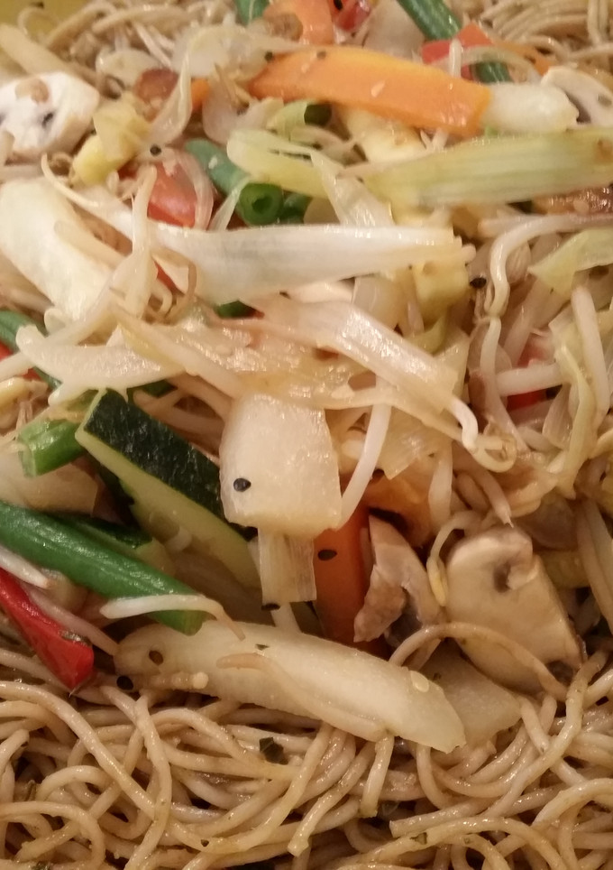 Una foto de Verduras al wok con espaguetis integrales