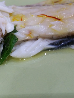 Una foto de Lubina en papillote con azafrán
