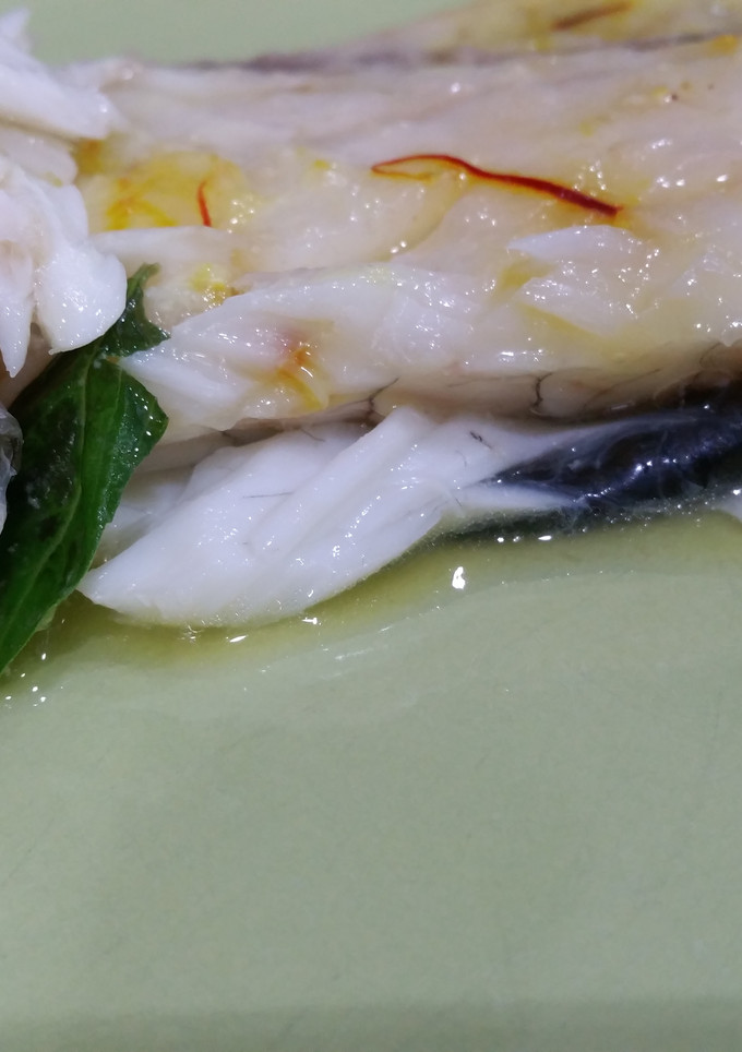 Una foto de Lubina en papillote con azafrán