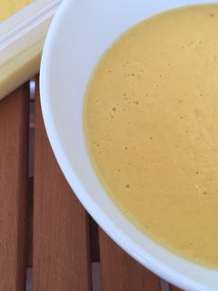 Una foto de Crema de calabacín y zanahoria con quesos