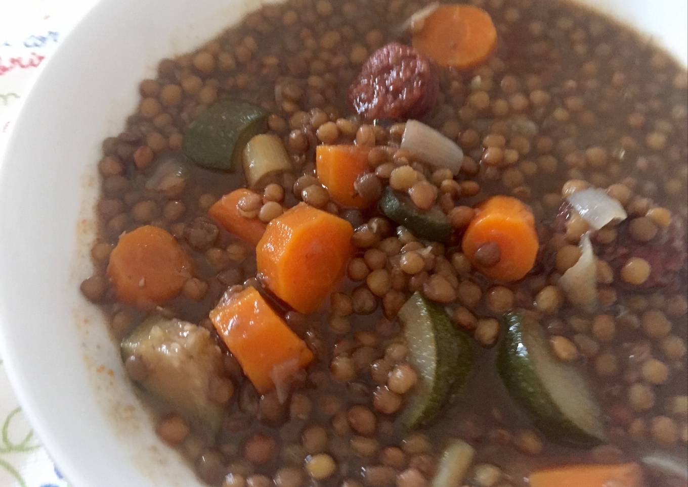 Lentejas con verduras y chorizo a fuego lento
