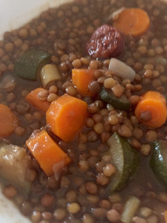 Una foto de Lentejas con verduras y chorizo a fuego lento