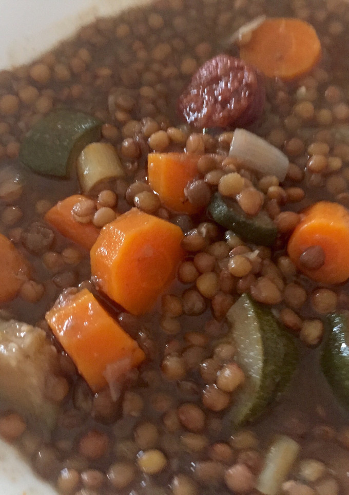 Una foto de Lentejas con verduras y chorizo a fuego lento