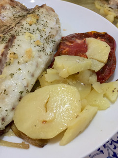 Una foto de Corvina al horno con patatas