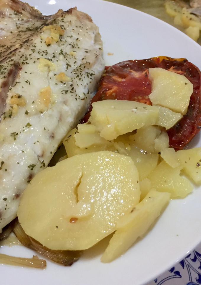 Una foto de Corvina al horno con patatas