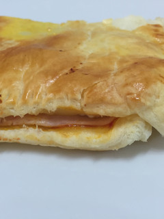 Una foto de Hojaldre de jamón y queso fresco con tomate