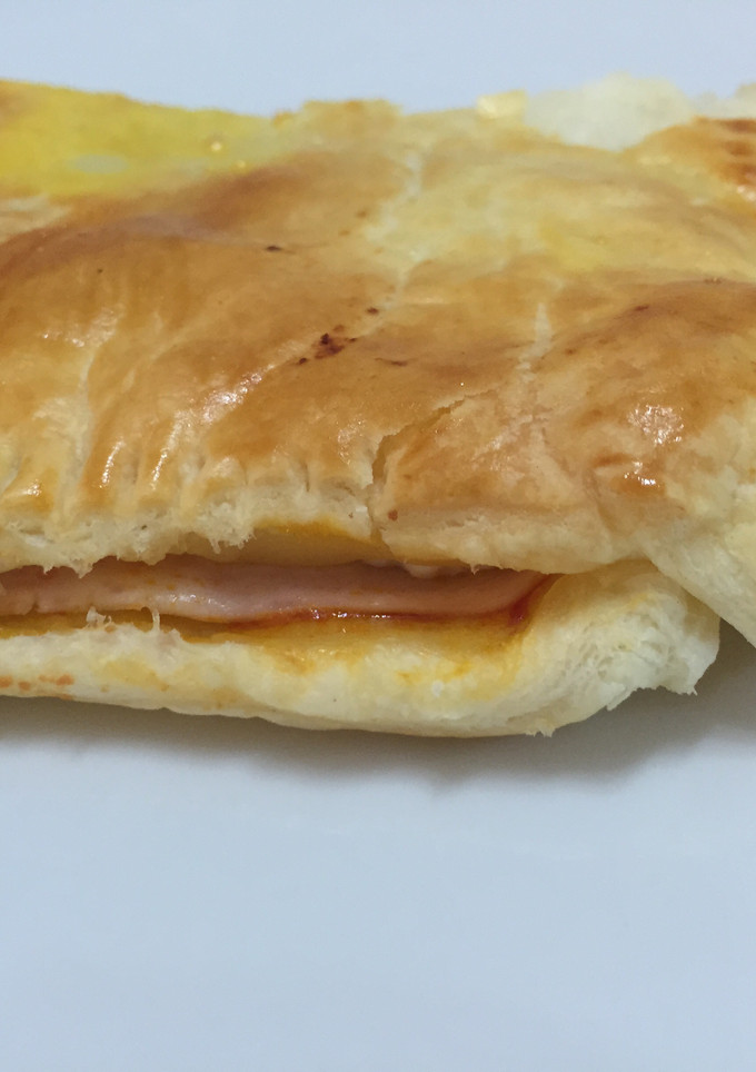 Una foto de Hojaldre de jamón y queso fresco con tomate