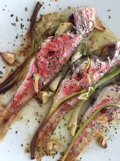 Foto principal de Salmonetes asados fáciles con ajo y guindilla 