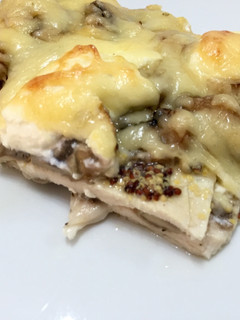 Una foto de Milhojas de pollo y champiñón