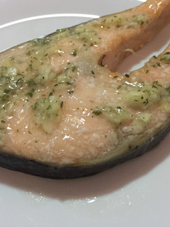 Una foto de Salmón al horno con ajo y perejil