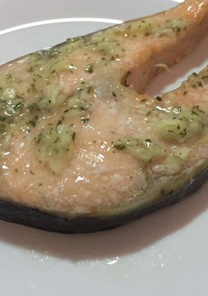Una foto de Salmón al horno con ajo y perejil