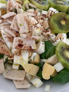 Una foto de Ensalada con pechugas de pollo y kiwi