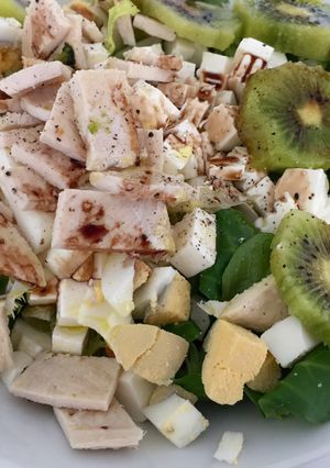 Una foto de Ensalada con pechugas de pollo y kiwi