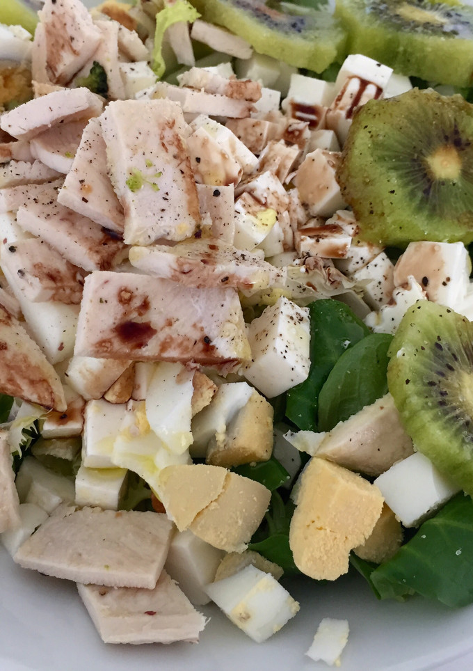 Una foto de Ensalada con pechugas de pollo y kiwi