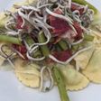 Pasta fresca rellena de espinacas con jamón, gulas y judías verdes