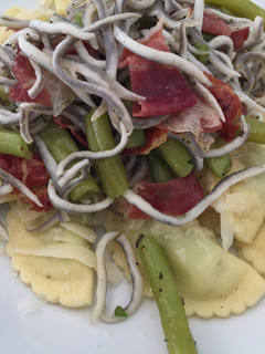 Una foto de Pasta fresca rellena de espinacas con jamón, gulas y judías verdes