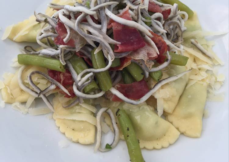 Pasta fresca rellena de espinacas con jamón, gulas y judías verdes