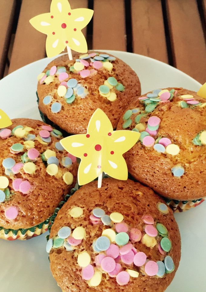 Una foto de Muffins de zanahoria con nutella y crujientitos de colores 