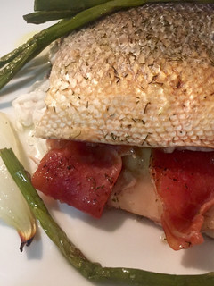 Una foto de Lubina al horno fácil con cebolla y jamón