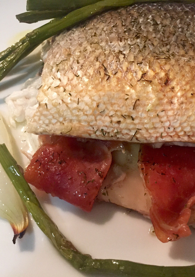 Una foto de Lubina al horno fácil con cebolla y jamón