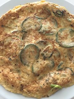 Una foto de Tortilla de calabacín y ajos tiernos