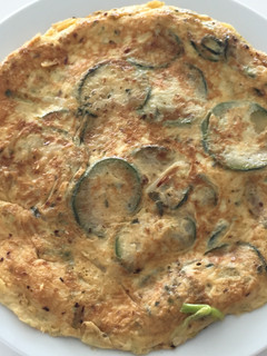 Una foto de Tortilla de calabacín y ajos tiernos