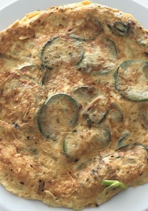 Una foto de Tortilla de calabacín y ajos tiernos 