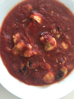 Una foto de Champiñones en salsa de tomate