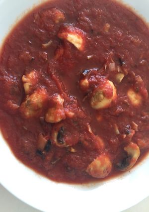 Una foto de Champiñones en salsa de tomate
