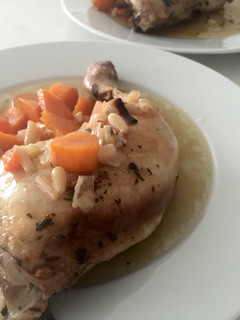 Una foto de Muslos de pollo asados a la cerveza con zanahoria