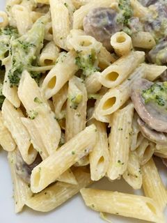 Una foto de Macarrones con salsa de brócoli y champiñón