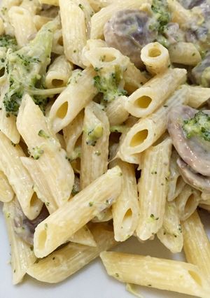 Una foto de Macarrones con salsa de brócoli y champiñón 